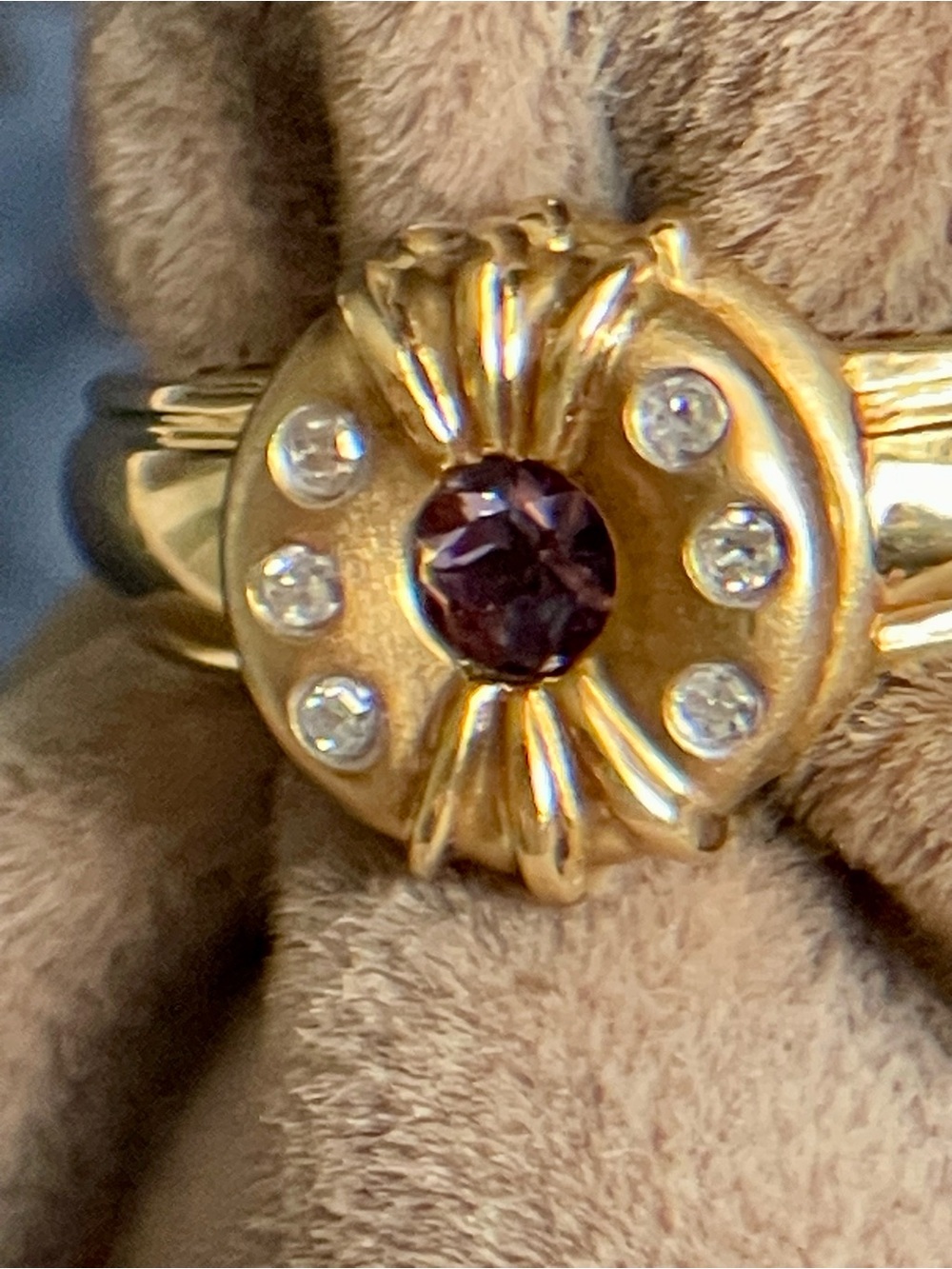 Vintage Floral Cluster Ring in 14 k Yellow Gold and Brilliant Cut Amethyst